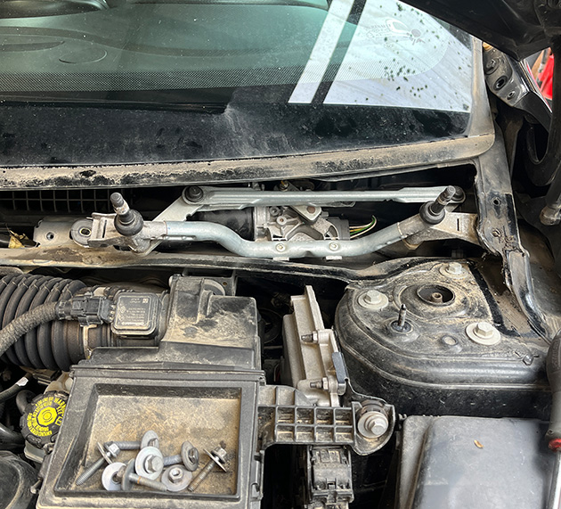 Dèmonter et réparer le moteur d'essuie-glace avant Renault CLIO 